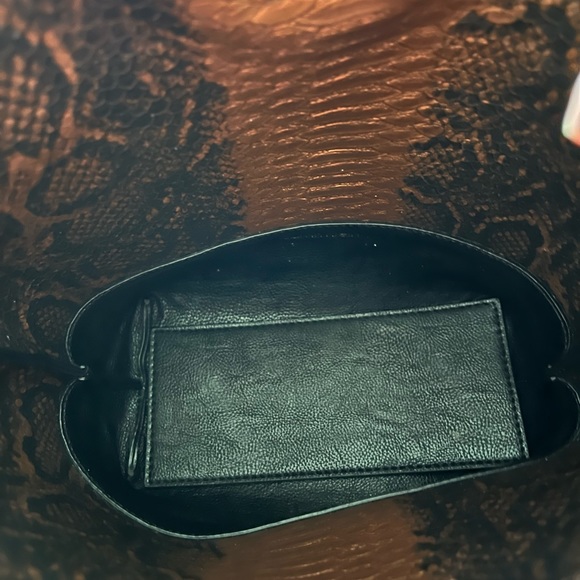 Calvin Klein reversible shoulder bag - Picture 6 of 12